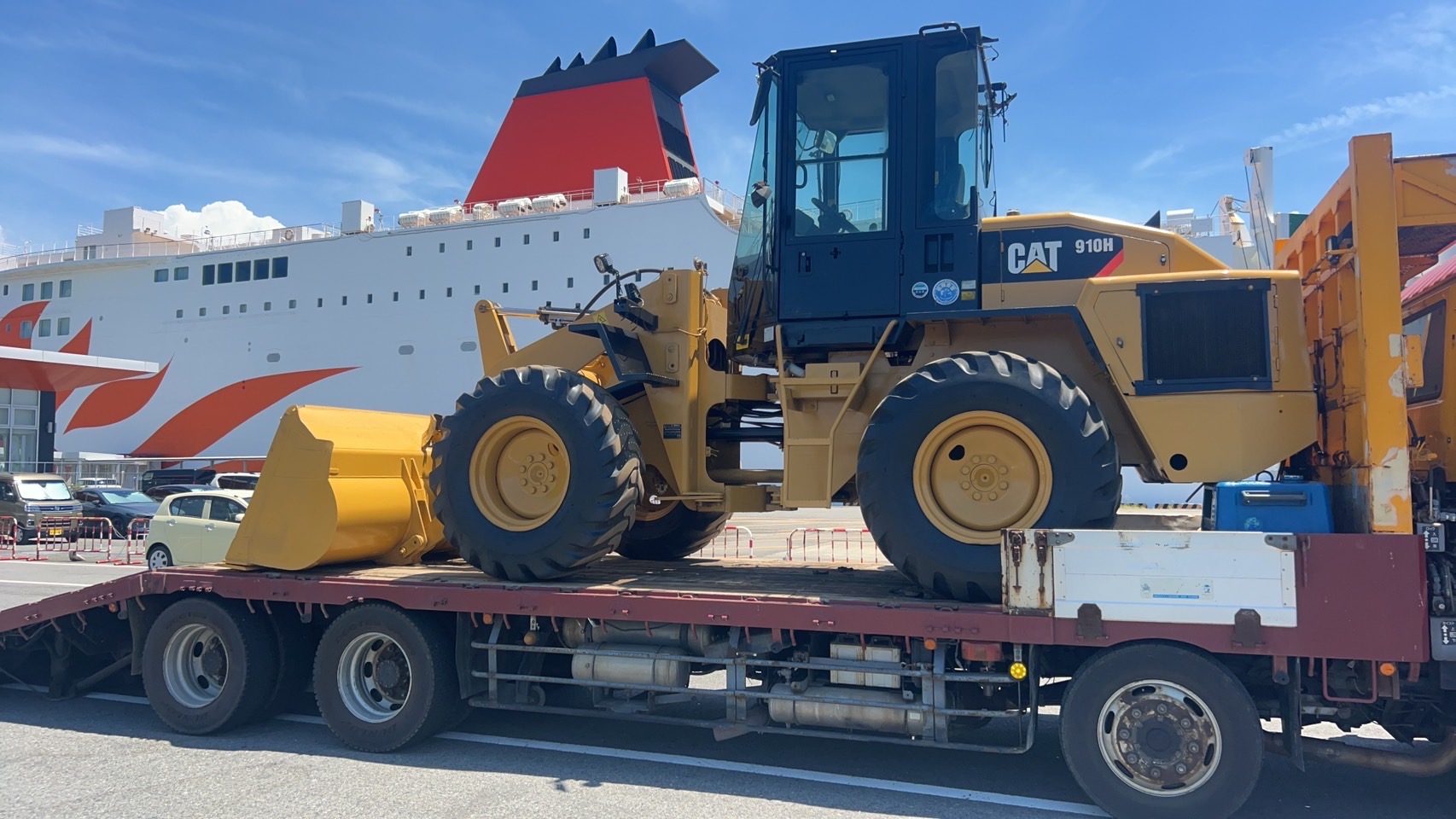 Used Caterpillar 910H wheel loader loaded on a trailer at a Japanese port